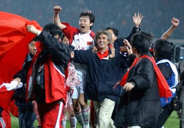 一线天粉嫩喷水极品虎白女